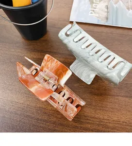 Acryl MarmorMuster Haarklammer Detailansicht, elegantes quadratisches Design, schicker Haarclip.