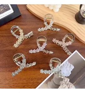Detailansicht eleganter Blumen-Haarklammern mit Twist-Design für stilvolle Alltagsfrisuren.