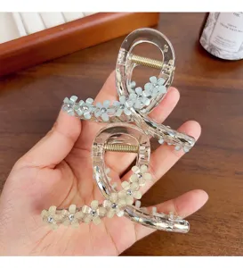 Transparente Blumen Haarklammer mit Strass, elegante Haifischklaue Detailansicht fuer Alltag.