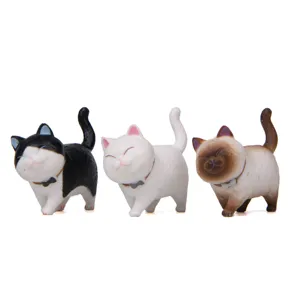 Vista dettagliata di statuette in miniatura di gatti, perfette per decorazione paesaggistica.