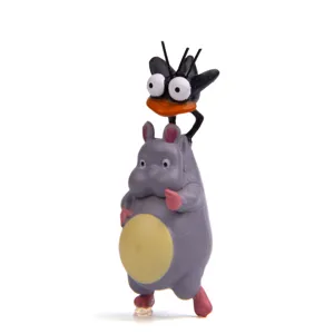 Gedetailleerde close-up van de schattige anime muis en vogel figuur hanger, prachtig en uniek.