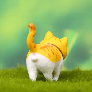Simpatica statuetta di gatto arancione paffuto primo piano, perfetta per micro paesaggio.