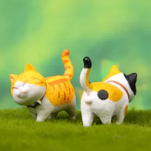 Dettaglio della statuetta di gatto mini, decorazione di micro paesaggio da scrivania.