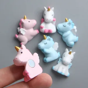 Nahaufnahme des Einhorn-Kühlschrankmagneten mit süßem Design, glatter Oberfläche und Magnetrücken.