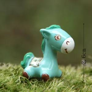 Miniature resin horse figurine detail, cute micro landscape desktop ornament, 2.6cm size.