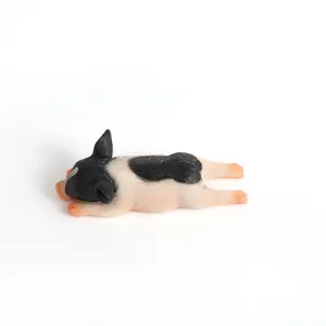Nahaufnahme des niedlichen 3D schlafenden Schwein Harz Kühlschrankmagneten, realistische Textur.