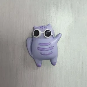 Nahaufnahme der süßen lila Cartoon-Katze Figur mit weißer runder Sonnenbrille, lebendiges Design.