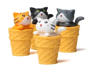 Miniatur süße Katzen Figuren in Waffelbechern, schöne Tischdeko Detail Ansicht.