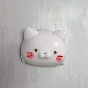 Nahaufnahme des weißen Katzenkopf Harzmagneten mit rosa Rouge und feinen Details.