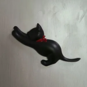 Niedlicher schwarzer Katzen Wandhaken dekoratives Harz Ornament mit roter Schleife