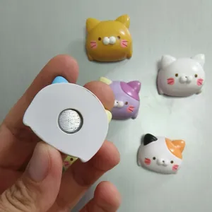Detailaufnahme von süßen Katzen-Kühlschrankmagneten mit Magnetrückseite und Harzdesign.