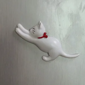 Süße weiße Katzenfigur Detailansicht, Streckpose mit rotem Halsband, schöne Wanddekoration.