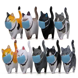 Süße mollige Katzenfiguren mit blauen Masken, ein kreatives Tischdeko-Set.