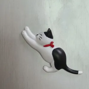 Schwarz-weiße Katzen Wandhaken Figur, süße dehnbare Katzen Dekoration für die Wand zu Hause.
