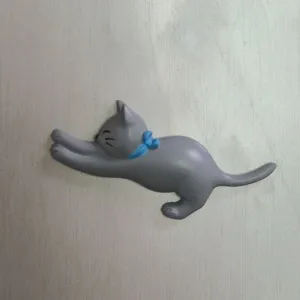 Graue streckende Katze dekorative Haken Figur Detailansicht mit niedlichem blauen Schleife.