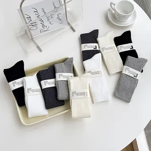 Chaussettes en coton pour femmes, bas longs unicolores élégants pour un style quotidien.