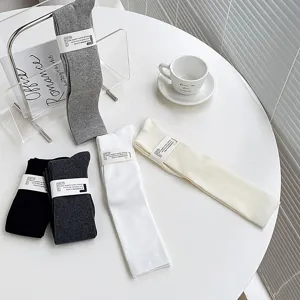 Gros plan détaillé de chaussettes hautes côtelées décontractées unies sur la table.
