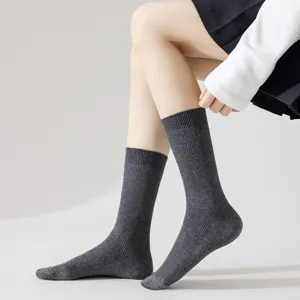 Gros plan de chaussettes côtelées en coton gris foncé pour femmes, texture douce, confortable.