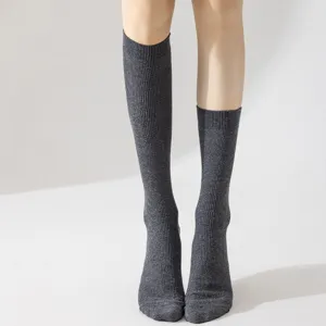 Vue détaillée de chaussettes hautes côtelées gris foncé, coton doux, parfaites pour l'automne.