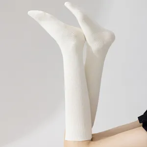 Chaussettes hautes côtelées blanches pour femmes, vue détaillée de la texture et coupe.