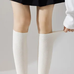 Gros plan détaillé de chaussettes montantes blanches côtelées montrant une très bonne élasticité.