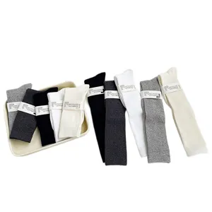 Chaussettes hautes en coton confortables pour femmes, bas longs noirs blancs gris décontractés.