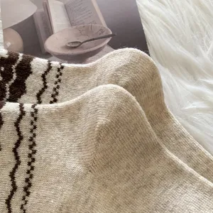 Gros plan detail de chaussettes slouchy en laine vintage d'hiver avec motif maille