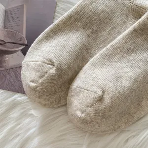 Chaussettes en laine d'hiver confortables, chaussettes tricotées beige chiné pour femme.