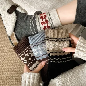 Détail de chaussettes en laine motif flocon de neige Fair Isle rétro d'hiver, chaussette chaude.