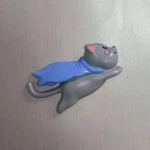 Süßer grauer Katzen Kühlschrankmagnet oder Wandhaken mit blauem Umhang, Detailansicht.