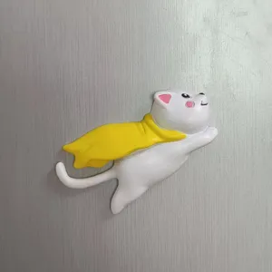 Süßer weißer Katzen-Kühlschrankmagnet mit gelbem Umhang, lustiges Superhelden-Design.