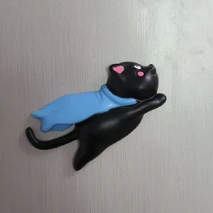 Niedliche fliegende schwarze Katze Figur mit blauem Umhang Harz Ornament für Heimdekoration.