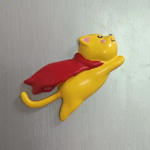 Süßer fliegender Katzen Kühlschrankmagnet und Wandhaken mit rotem Umhang, Deko.