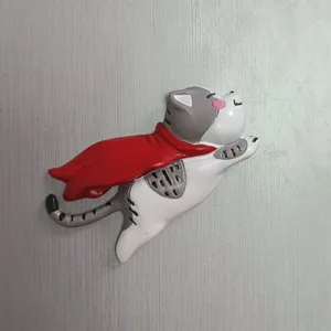 Süßer fliegender Katzen Kühlschrankmagnet mit rotem Umhang, kreative Tierminiatur als Deko.