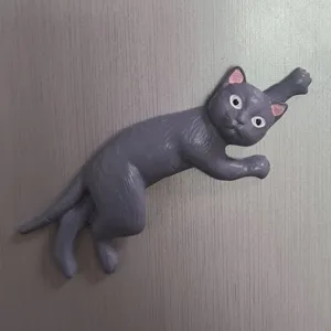 Graue Katze dekorativer Kühlschrankmagnet Detailaufnahme mit niedlichem Tierdesign.
