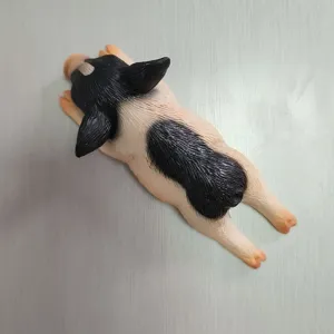 Niedliche schwarz-weiße liegende Schweinchen-Figur, ideal als Heimdekoration oder kreatives Geschenk.