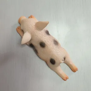 Niedliches Silikon liegendes Schwein Spielzeug Detail, süßes fleckiges Ferkel Design, weiche Deko.