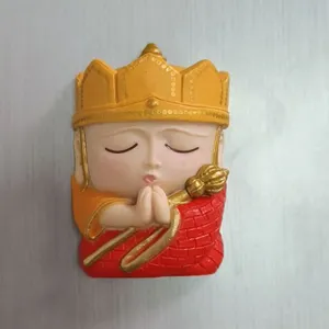 Süßer mönch figur harz auto armaturenbrett ornament mit goldener krone stab für heimdekor