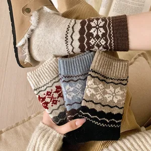 Chaudes chaussettes d'hiver rétro en laine d'agneau pour femmes avec beau motif flocon.