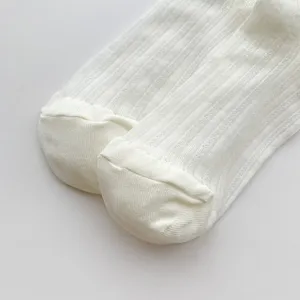 Primo piano di calzini in rete traspirante estivi da donna con delicati dettagli traforati.