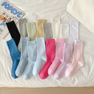 Calze a costine a metà polpaccio da donna in tinta unita, leggere e traspiranti color bonbon.