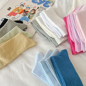 Dettagli di calzini a media gamba a costine in colori candy da donna, estivi leggeri e traspiranti.
