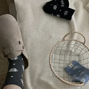Cozy winter cotton mid-tube socks featuring snowflake patterns and cute cloth labels, warm and stylish.