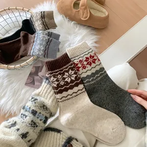 Gros plan détaillé de chaussettes en laine douillettes style Fair Isle rétro avec flocon de neige.