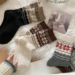 Chaussettes en laine Fair Isle rétro d'hiver pour femmes. Chaussettes tricotées motif flocon.