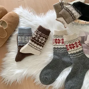 Chaussettes d'hiver en laine douillettes avec motifs de flocons vintage et design colorblock.