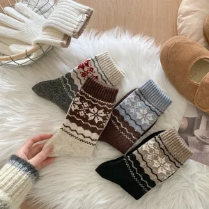 Détail chaussettes en laine Fair Isle rétro hiver, chaussettes douillettes motif flocon tricot.