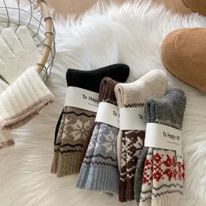 Détail en gros plan de chaussettes empilées douillettes d'hiver en mélange de laine motif Fair Isle.