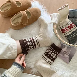 Chaussettes en laine douillettes pour femmes d'hiver avec motif flocon de neige vintage tricotées.