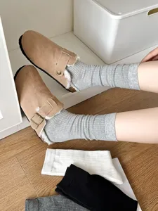 Chaussettes slouch côtelées de style japonais pour femmes avec sabots confortables.